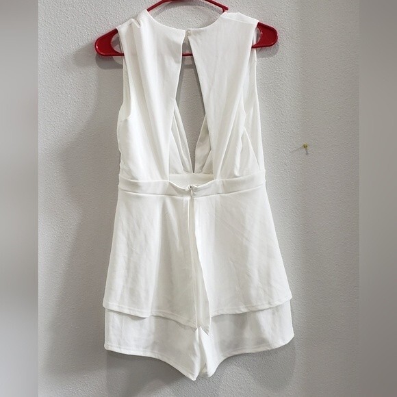 Lyaner  white layered romper with plunging neckline and button back size medium. - Picture 2 of 6